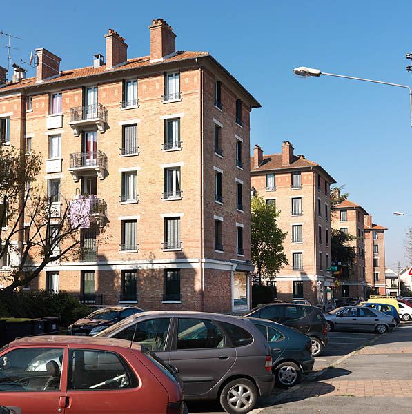 Villeneuve-Saint-Georges, ensemble d'édifices à cour commune, 24 avenue Anatole France, rue Bricquebac, rue Courteline, rue Marcel Sembat ). Vue d'ensemble de l'alignement des immeubles.