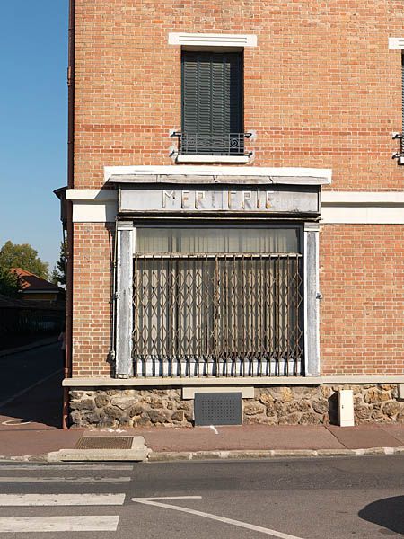 Villeneuve-Saint-Georges, ensemble d'édifices à cour commune, 24 avenue Anatole France, rue Bricquebac, rue Courteline, rue Marcel Sembat . Détail d'un des immeubles : une mercerie.