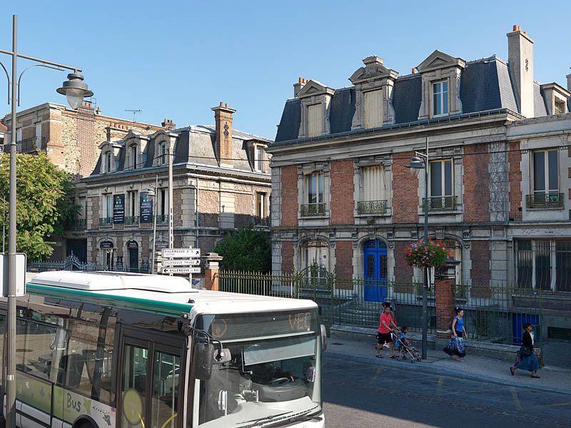 Villeneuve-Saint-Georges, maison d'architecte et de notaire (maison en série, série de deux), 10, 12 place Pierre Semard. Vue générale.