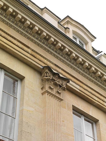 Choisy-le-Roi, maison dite maison des Pages, 13 boulevard des Alliés. Vue de l'élévation antérieure. Pilastre cannelée, surmonté d'un chapiteau corinthien, portant un entablement dont la frise et la corniche sont décorées de frises d'ornements : chapelet pour la frise, oves et dards, denticules pour la corniche.