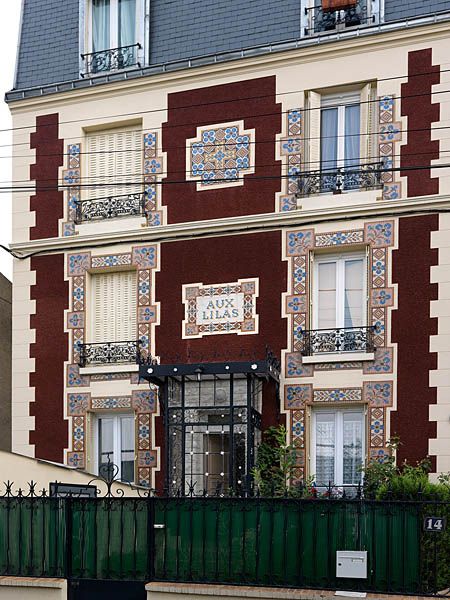 Vitry-sur-Seine, immeuble dit aux Lilas, 14 rue d' Ivry. Détail de la façade, décors en céramique et cartouche portant l'inscription Les Lilas.