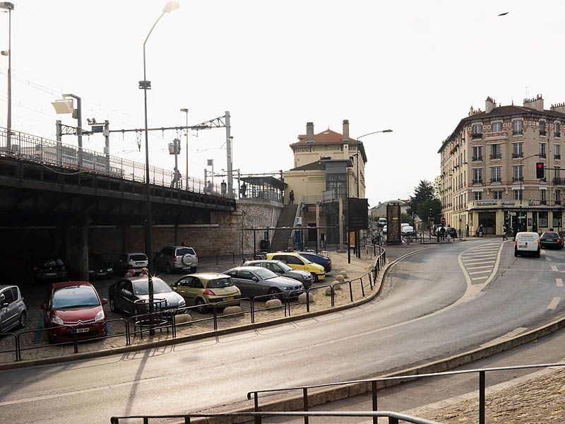 Vitry-sur-Seine, gare, cours de la Gare, place Pierre Semard. Vue d'ensemble avec l'escalier extérieur d'accès aux quais.