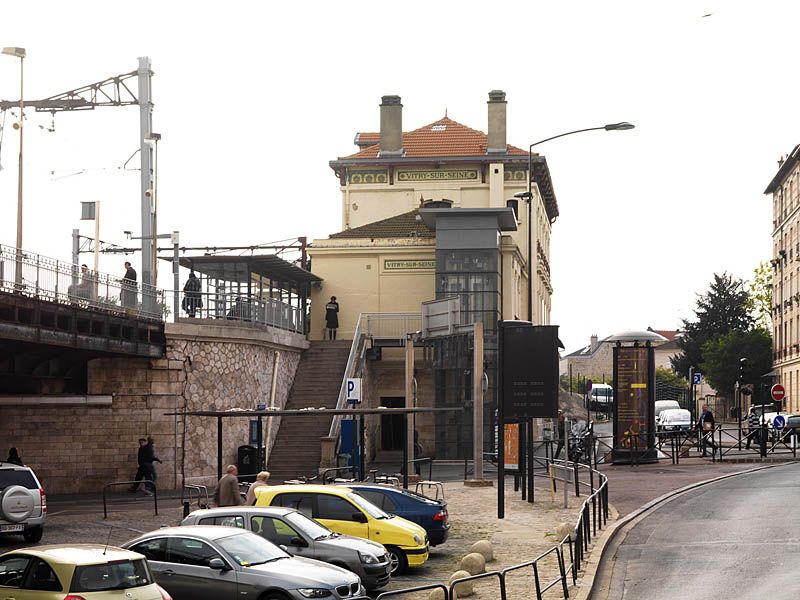 Vitry-sur-Seine, gare, cours de la Gare, place Pierre Semard. Vue rapprochée avec l'escalier extérieur d'accès aux quais.