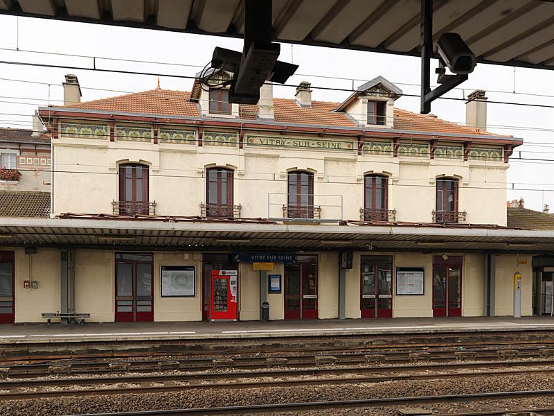 Vitry-sur-Seine, gare, cours de la Gare, place Pierre Semard. Elévation postérieure et vue du quai.