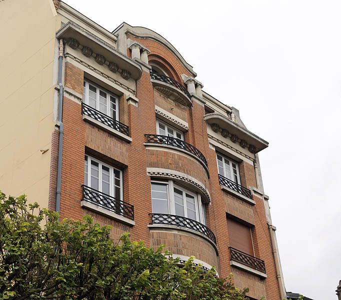 Vitry-sur-Seine, immeuble d'architecte, 100 avenue Paul Vaillant Couturier. Vue partielle de la façade avec des balcons de forme arrondie.