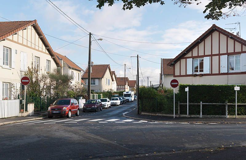 Vitry-sur-Seine, cité Jardin dite Cité du Moulin Vert, rue du Moulin Vert, rue de France, rue Camille Rich, rue Eugène Derrien, rue du Chat Botté, rue Peau d'Ane, rue Antoine Mimerel, rue des Contes de Fées, rue Georges Urbain, square Jean de la Fontaine, rue des Jardins. Vue rapprochée d'une série de Pavillons.