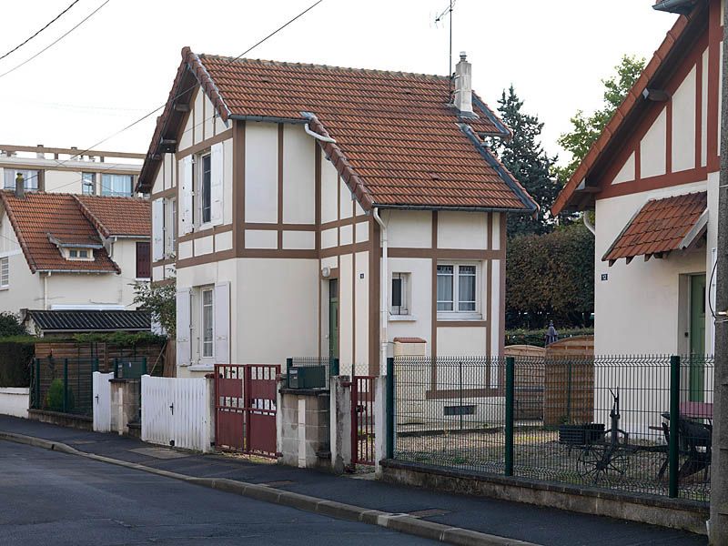 Vitry-sur-Seine, cité Jardin dite Cité du Moulin Vert, rue du Moulin Vert, rue de France, rue Camille Rich, rue Eugène Derrien, rue du Chat Botté, rue Peau d'Ane, rue Antoine Mimerel, rue des Contes de Fées, rue Georges Urbain, square Jean de la Fontaine, rue des Jardins.. Vue d'un pavillon.