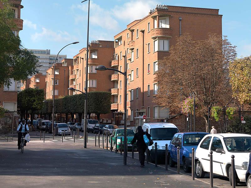 Vitry-sur-Seine, ensemble d'édifices à cour commune, avenue Rouget de L'Isle, 1 à 20 avenue Albert Thomas. Bâtiments à l'angle de l'avenue Albert Thomas et de la rue Camille Blanc.