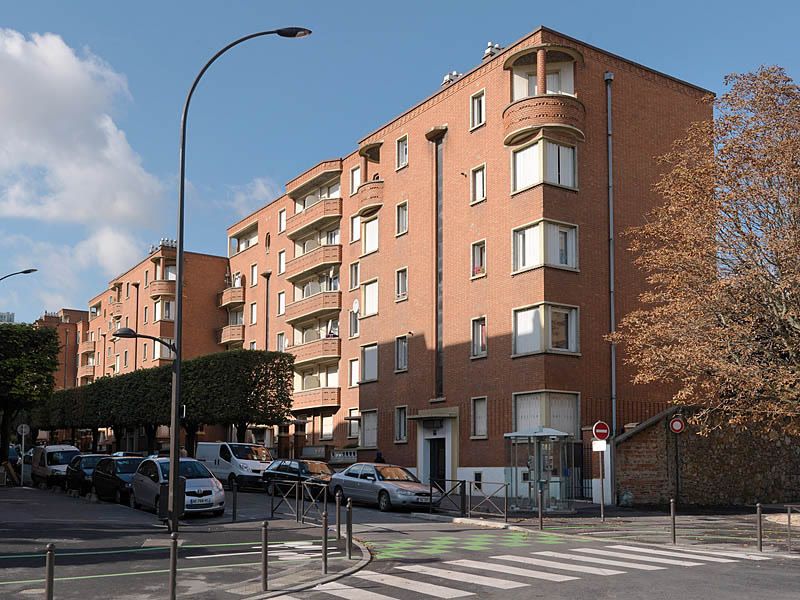 Vitry-sur-Seine, ensemble d'édifices à cour commune, avenue Rouget de L'Isle, 1 à 20 avenue Albert Thomas. Bâtiments à l'angle de l'avenue Albert Thomas et de la rue Camille Blanc.