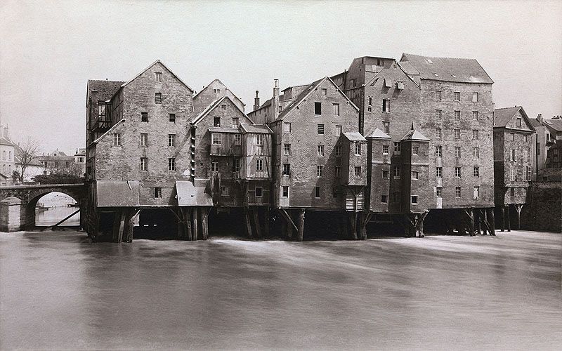 Le pont-aux-moulins avant l'incendie. Photographie ancienne. (Musée Bossuet, Meaux)