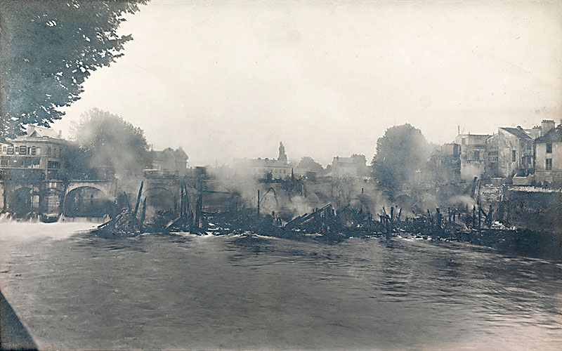Le pont-aux-moulins après l'incendie du 17 juin 1920. Photographie ancienne. (Musée Bossuet, Meaux)