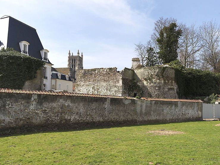La tour marquant l'angle nord-est de la partie la plus ancienne des fortifications de la rive droite ("castrum" du Bas-Empire), vue depuis le boulevard Jean-Rose. Cette tour se situe sur le terrain de la maison 2, place Saint-Maur. Le renfort côté est se trouve quant à lui dans le jardin de l'hôtel 20, rue Tronchon.
