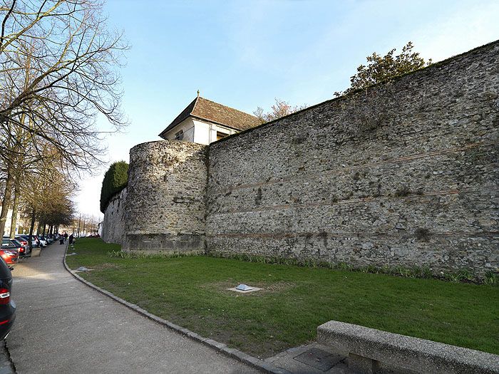 Le "castrum" du Bas-Empire, vu depuis le boulevard Jean-Rose.