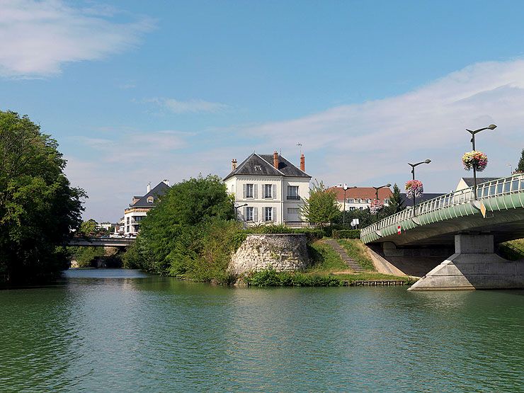 Vestiges de la tour à l'angle sud-est de la fortification du Marché, dite "tour de Coutances".