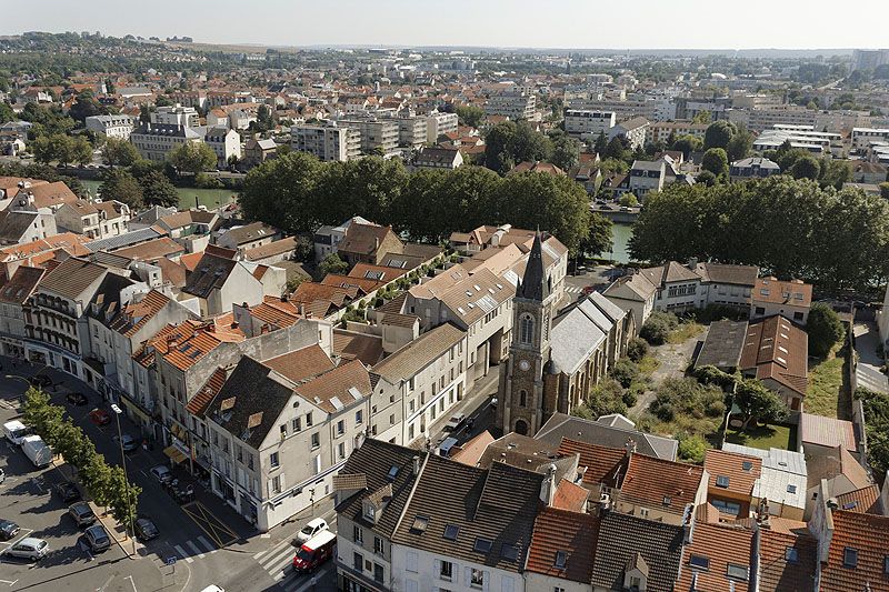 L'église vue de l'ouest, dans son quartier. Vue panoramique, prise depuis un ballon captif.