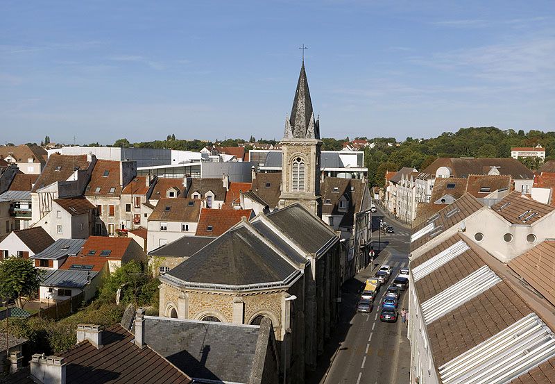 L'église vue de l'est. Vue panoramique, prise depuis un ballon captif.