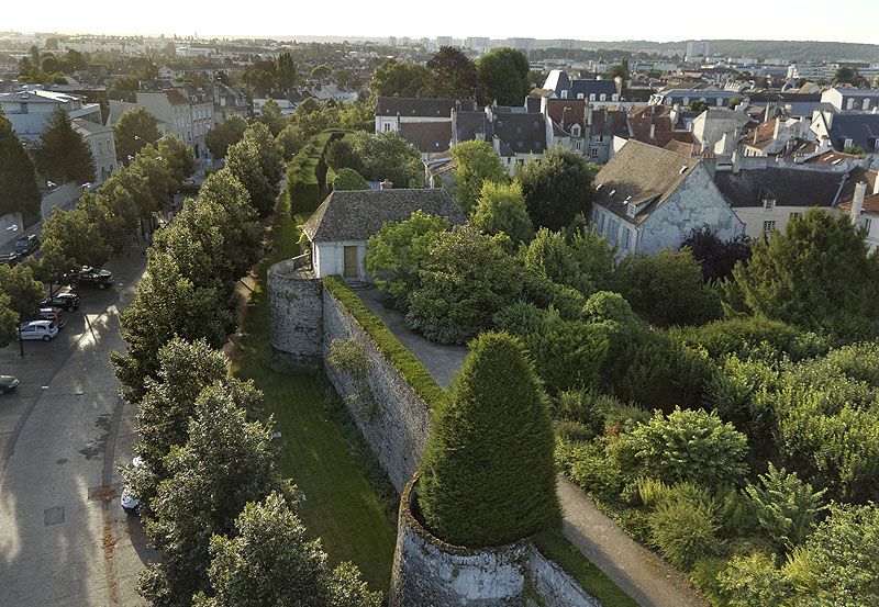Vue panoramique, prise depuis un ballon captif : le castrum au niveau du pavillon Bossuet.