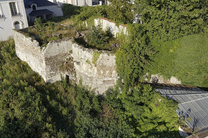 Vue panoramique, prise depuis un ballon captif : la tour et la terrasse dans le jardin du 20 rue Tronchon (en vue plongeante).