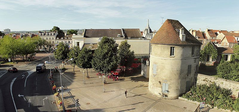 Vue panoramique, prise depuis un ballon captif : la tour des Arbalétriers et le boulevard Jean-Rose, établi sur les anciens fossés.