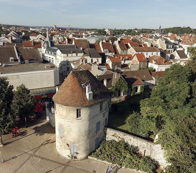 Vue panoramique, prise depuis un ballon captif : vue plongeante sur la tour des Arbalétriers.