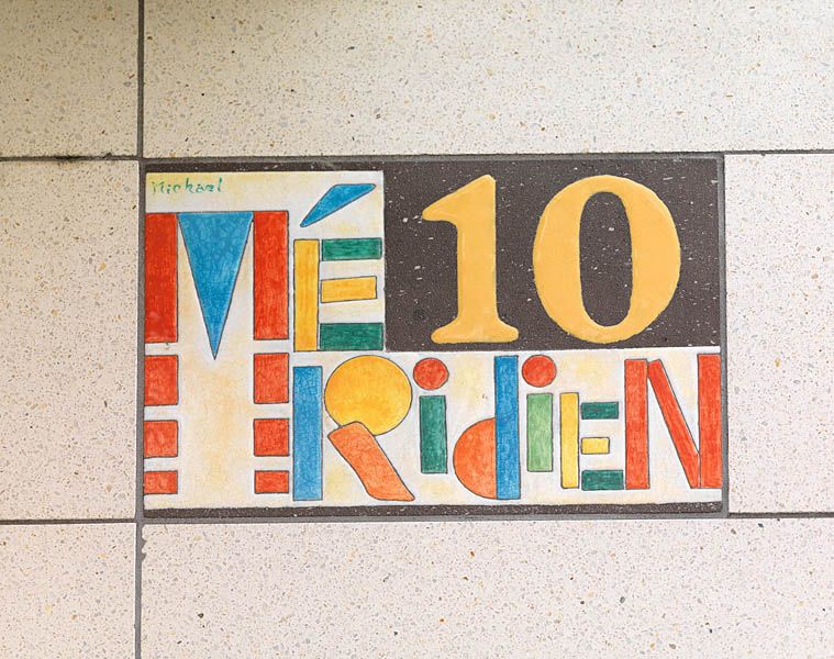 Détail de la plaque du numéro 10 de la rue du Méridien.