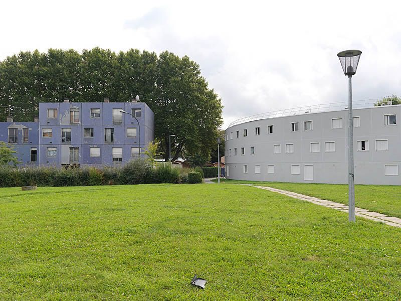 Vue des batiments de l'école rue de l'Autruche et des logements de la demi-lune.