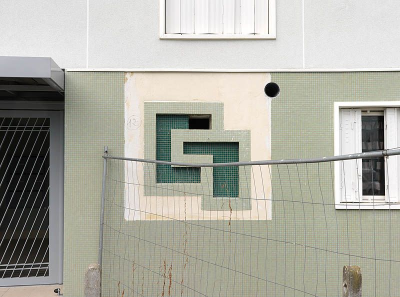 Détail de l'idéogramme de la Grande borne sur les logements de la demi-lune.
