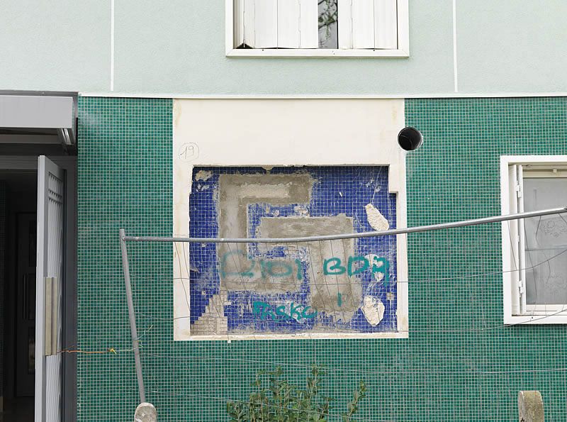 Détail de l'idéogramme de la Grande borne sur les logements de la demi-lune.