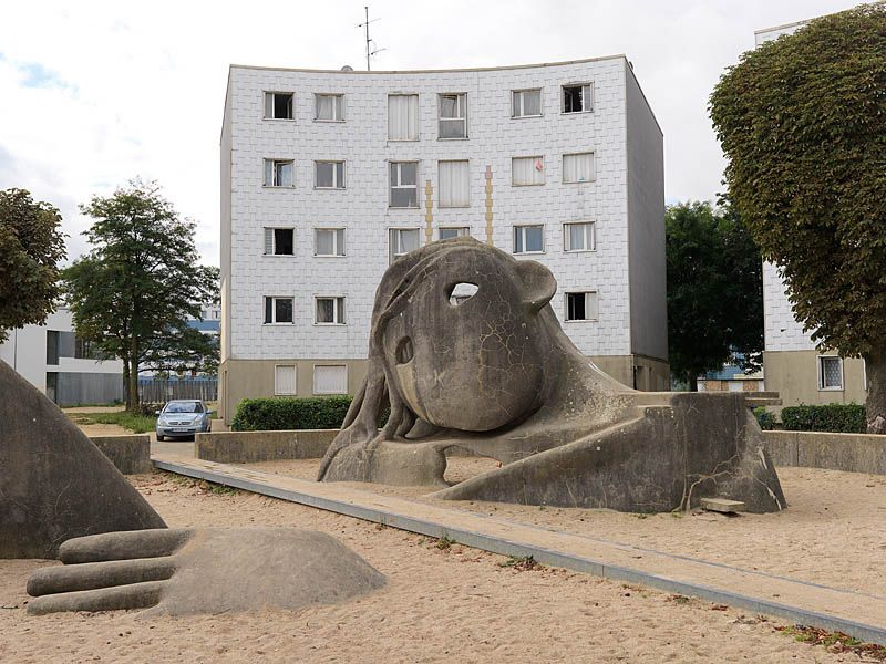 Place de l'Oeuf, aire de jeux avec la sculpture de Gulliver. Le corps corps enfoui dans le sable.