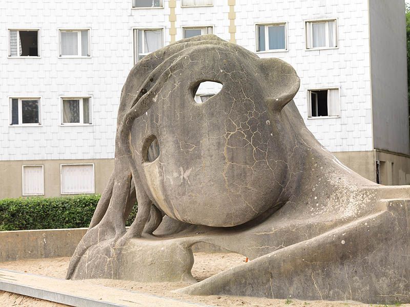 Place de l'Oeuf, aire de jeux avec la sculpture de Gulliver. Vue rapprochée de la tête.