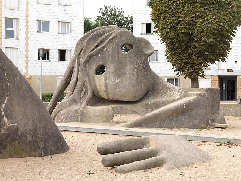 Place de l'Oeuf, aire de jeux avec la sculpture de Gulliver. Tête et corps enfoui.