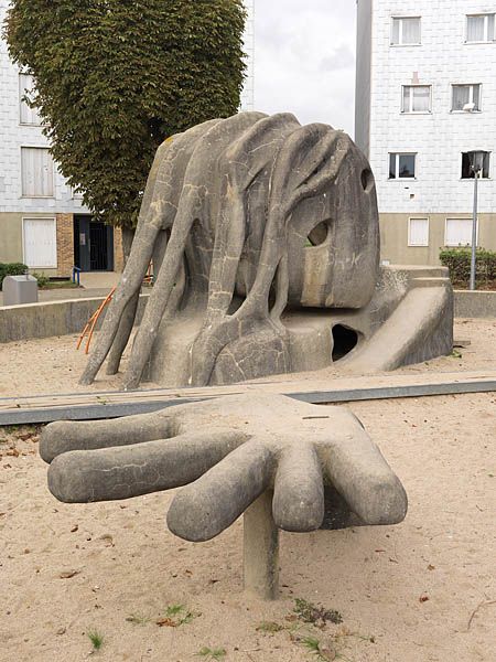 Place de l'Oeuf, aire de jeux avec la sculpture de Gulliver. Tête et main servant de table.