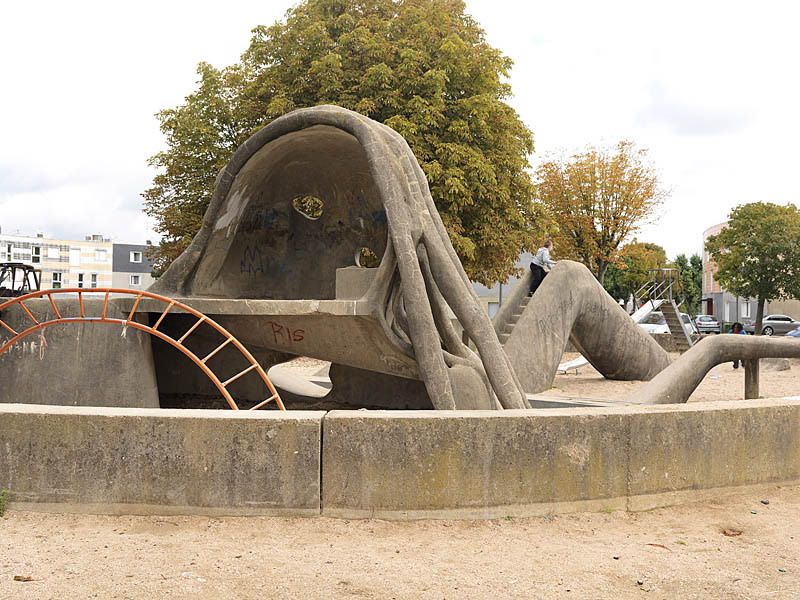 Place de l'Oeuf avec la sculpture de Gulliver vue de dos.