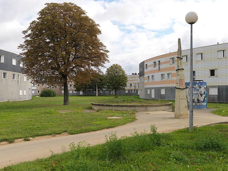 Espaces verts à l'intérieur du batiment qui court rue de la Serpente et rue du Labyrinthe. Au premier plan, la pyramide.