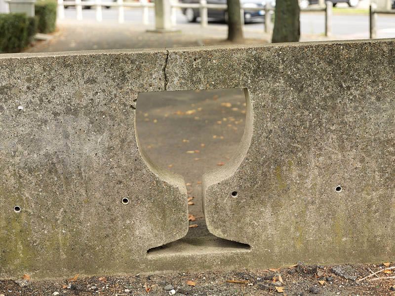 Détail d'un mur de béton figurant un verre au 19 rue de la Grande Borne.
