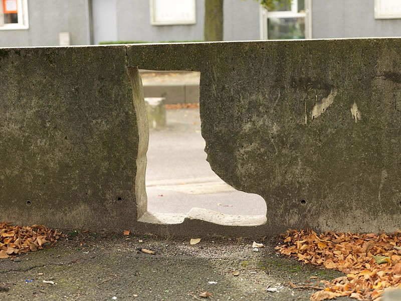 Détail d'un mur de béton figurant une botte au 19 rue de la Grande Borne.