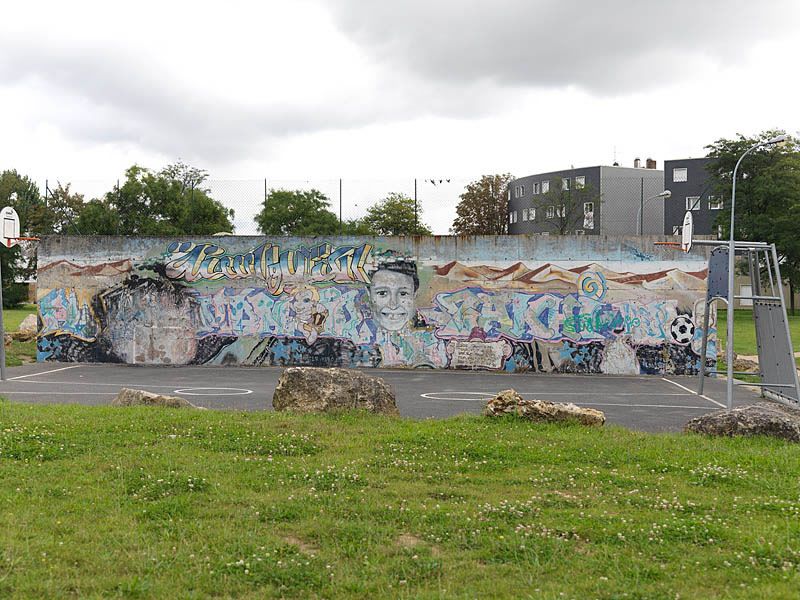 Aire de jeu et graffiti à l'extérieur du quartier des balances près de l'escargot.