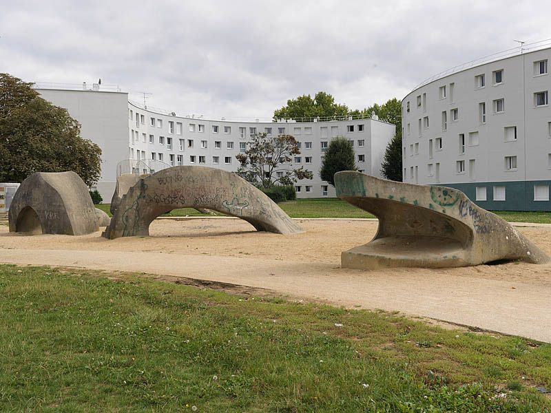 Quartier des Radras, vue de la place de l'étang avec une sculpture de serpent en béton.