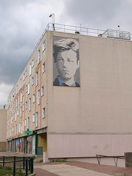 Mosaïque représentant le visage de Rimbaud sur l'un des bâtiments.