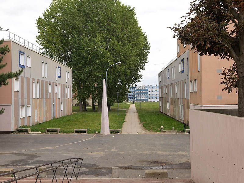 Vue entre les bâtiments de la place de l'Eglise et la place du Miroir.