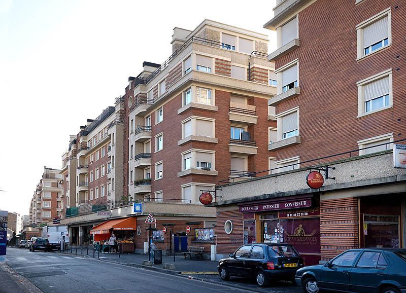 Ivry-sur-Seine, ensemble d' édifices à cour commune dit cité Marat Robespierre ou H.B.M. Marat, 42, 44 rue Marat, 11, 13, 15 rue Robespierre. Vue d'ensemble.