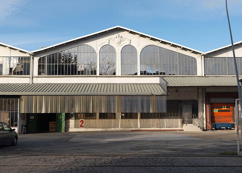 Ivry-sur-Seine, usine de confection dite fabrique de matelas Bauve, 62 rue Maurice-Gunsbourg. Elévation extérieure en 2009.