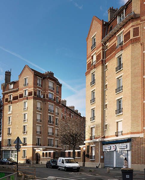 Ivry-sur-Seine, ensemble d' édifices à cour commune dit groupe Philibert Pompée ou H.B.M. de l' Insurrection, place de l' Insurrection d'Août 1944, rue Jean-Jacques Rousseau, rue Edmée Guillou. Vue d'ensemble.