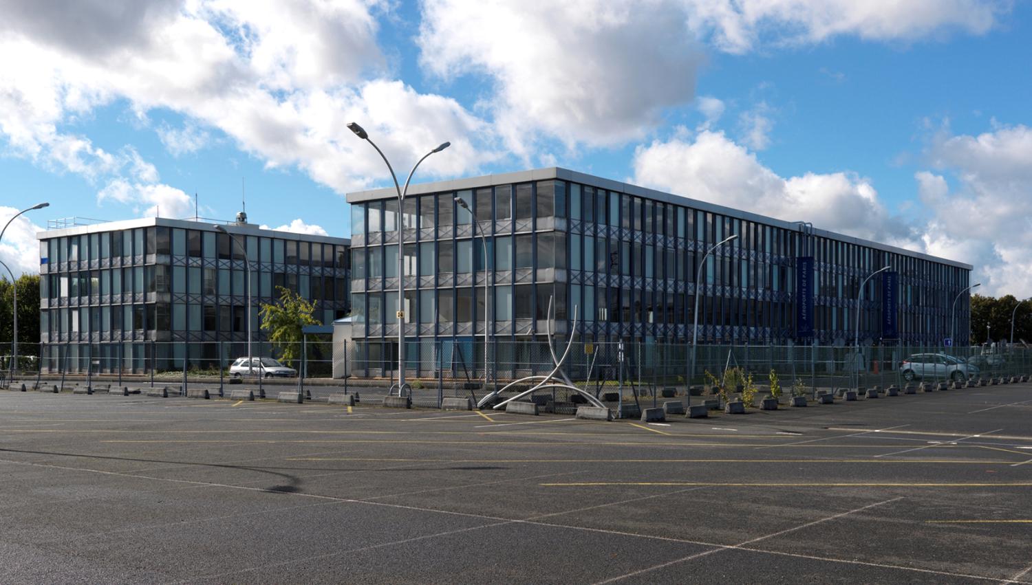 2012, le siège d'Air France ou bâtiment 363 vu depuis l'est, du coté de l'ancienne N7