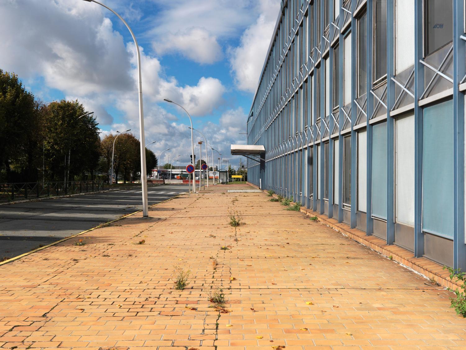 2012, le siège d'Air France ou bâtiment 363, la façade sud vue depuis l'est.