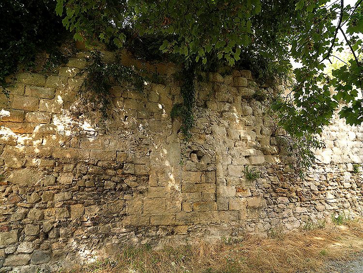 Pan de courtine avec trace de poterne, vestige des fortifications du Marché le long du canal de Cornillon (côté ouest).