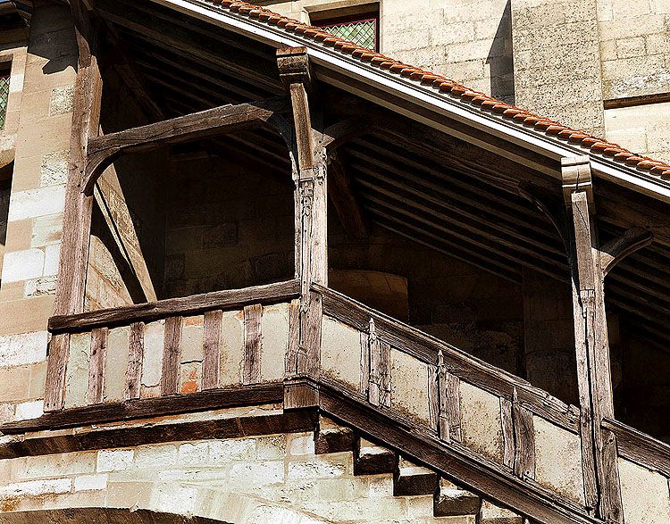 Détail de la galerie en pan de bois de l'escalier extérieur.