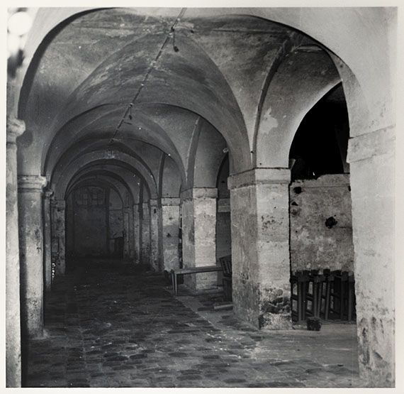 Photographie des anciens bâtiments de l'abbaye Notre-Dame du Marché, reconvertie en quartier de cavalerie, avant démolition : vue intérieure. Photographie, vers 1965. (Médiathèque Luxembourg, Meaux. Fonds Endrès )