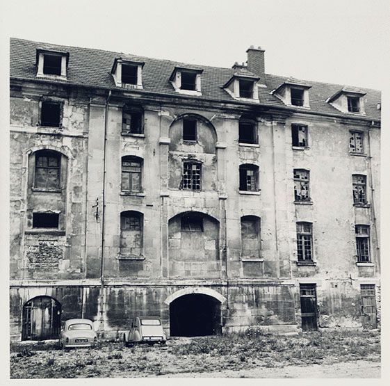 Photographie des anciens bâtiments de l'abbaye Notre-Dame du Marché, reconvertie en quartier de cavalerie, avant démolition : vue extérieure. Photographie, vers 1965. (Médiathèque Luxembourg, Meaux. Fonds Endrès )