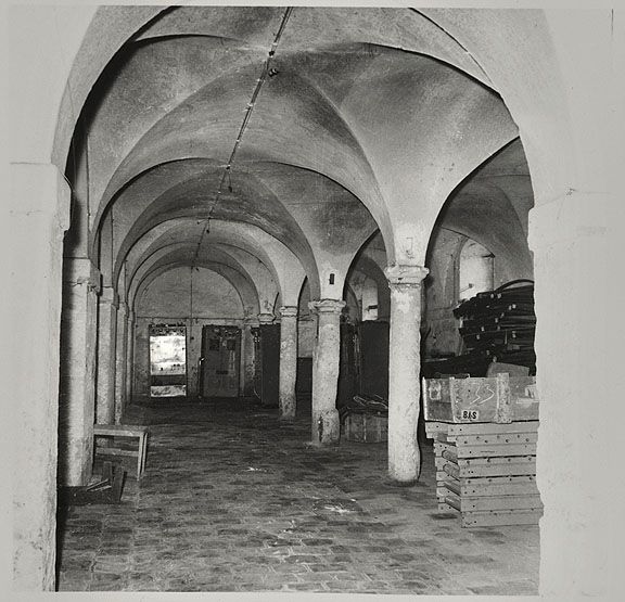 Photographie des anciens bâtiments de l'abbaye Notre-Dame du Marché, reconvertie en quartier de cavalerie, avant démolition : vue intérieure de la salle capitulaire. Photographie, vers 1965. (Médiathèque Luxembourg, Meaux. Fonds Endrès )